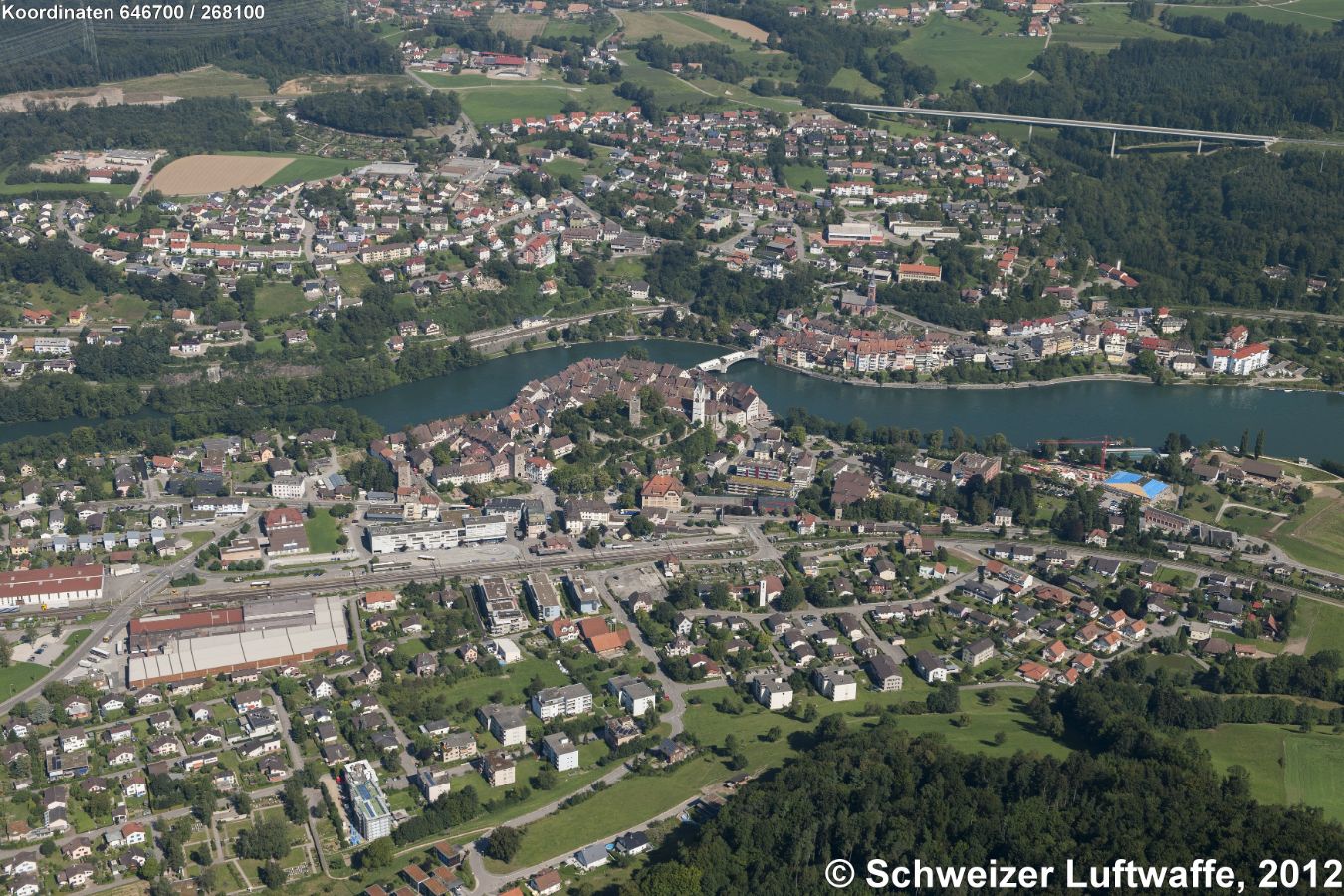 Laufenburg CH (Position:2'646'708.32, 1'268'059.07) im Bildzentrum mit Brücke zu Laufenburg D (Baden). Im Hintergrund rechts: Autobahnbrücke A98.